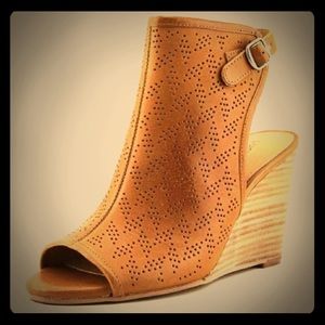 Lucky Brand tan wedge sandals